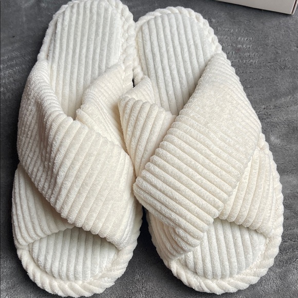 Auden Women's Cream Ribbed Crisscross Slide Slippers - Picture 4 of 5